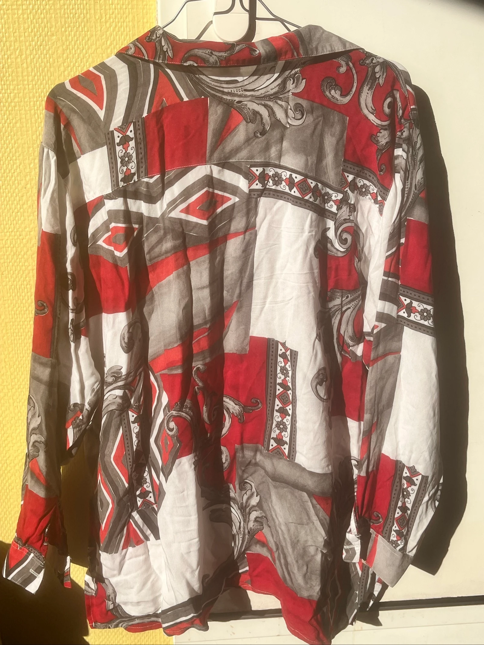 Camisa fluida estampada en rojo, blanco y gris – estilo vintage chic – photo 7